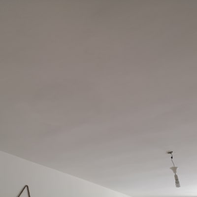 תקרה עם נורה תלויה וחוט חשמל חשוף