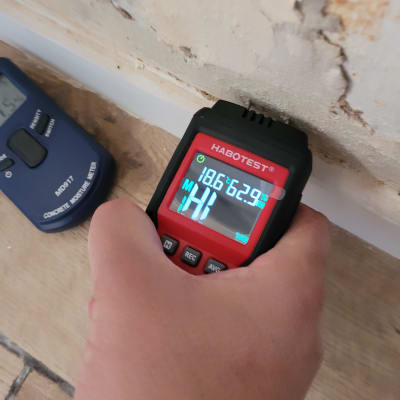 מד לחות דיגיטלי מוצמד לקיר עם סדקים