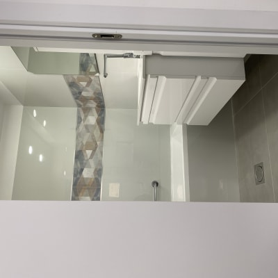 חדר אמבטיה עם אריחים מעוצבים ושיש חדש