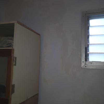 קיר צבוע חלקית עם סימני צבע שונים