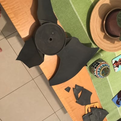 חלקי מאוורר שבור על שולחן עץ