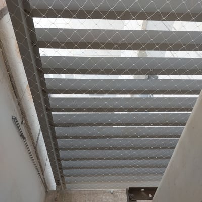 רשת מתכת מותקנת למניעת כניסת יונים