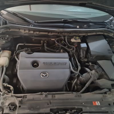 מנוע רכב עם סמל מאזדה, מכסה פתוח