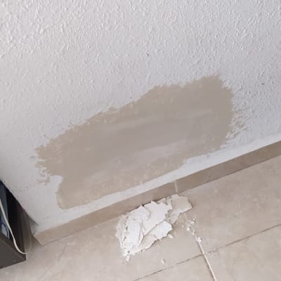 תיקון קיר עם טיח וכתם צבע טרי