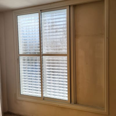 חלון אלומיניום עם תריסים פנימיים