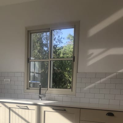 כיור וברז במטבח עם אריחי קיר לבנים