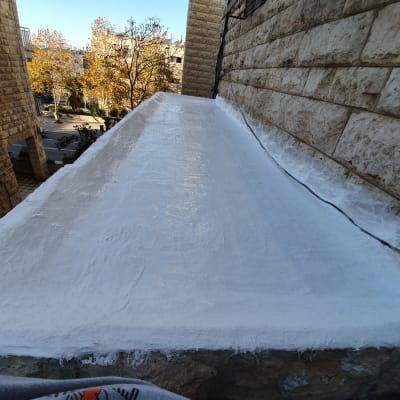 גג אבן מצופה בחומר איטום לבן