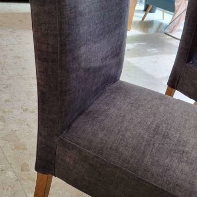 כיסא מרופד בבד אפור עם רגלי עץ