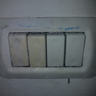 ארבעה מתגי חשמל על קיר לבן