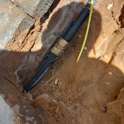 צינור שחור עם מחבר מתכת באדמה