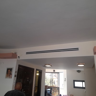 תקרת גבס עם פתחי אוורור ותאורה שקועה