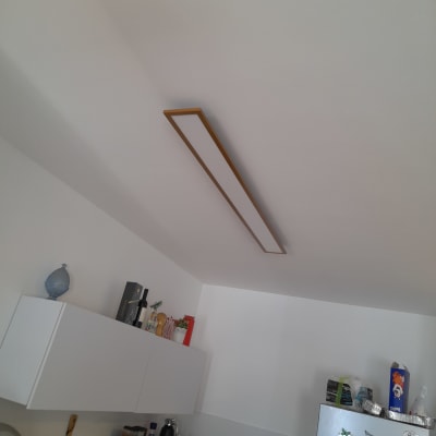 גוף תאורה מלבני מותקן על תקרה לבנה