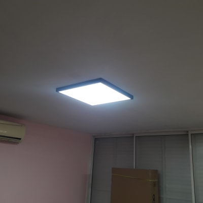 גוף תאורה חדש שהותקן בחלל הסלון