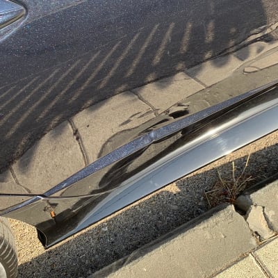 פגוש רכב שחור עם שריטות קלות