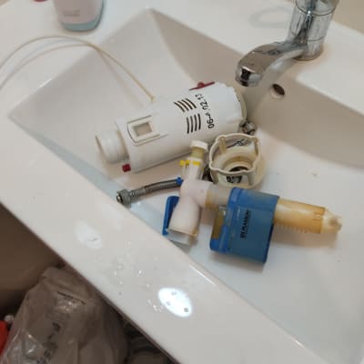 חלקי אינסטלציה בכיור עם ברז כרום