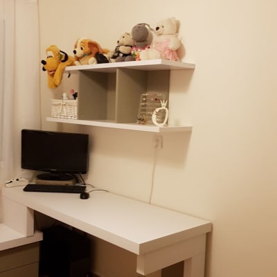 שולחן עבודה לבן עם מדפים וקישוטים