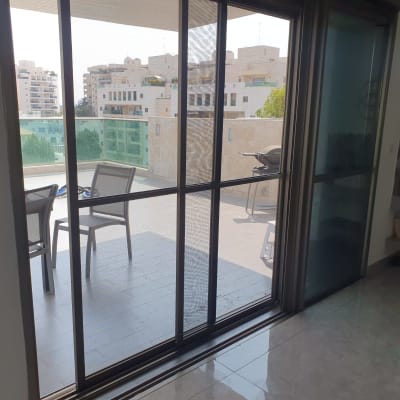 דלת הזזה מאלומיניום עם זכוכית במרפסת