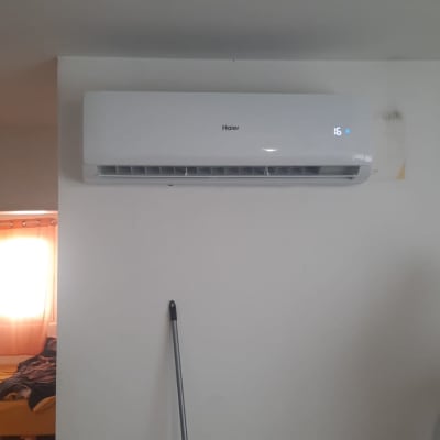 מזגן קיר לבן עם תצוגת טמפרטורה