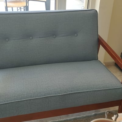 ספה מרופדת בבד כחול עם כפתורים