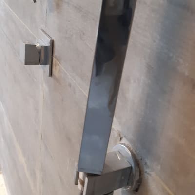 ברז מתכת מותקן על קיר עם איטום סביבו