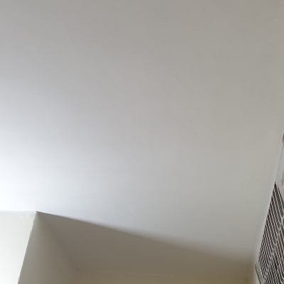 תקרה עם פתח אוורור ומנורה קטנה