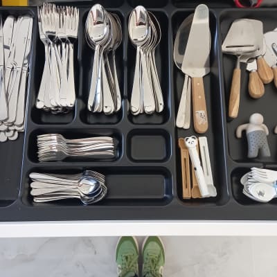 סכו"ם מסודר במגירה עם מחלקים, כלי מטבח נוספים