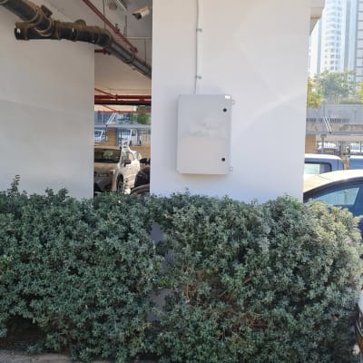 ארון חשמל מותקן על קיר עם צינור חשמל