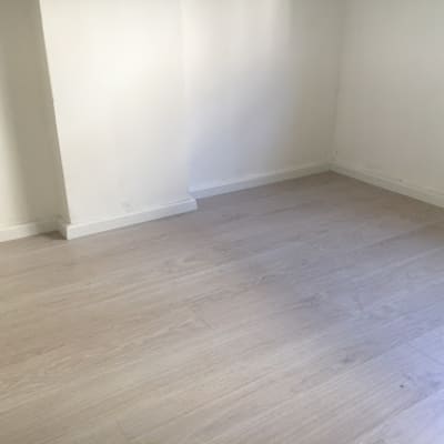 רצפת פרקט עץ בהירה בחדר ריק