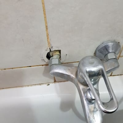 ברז אמבטיה עם חיבור צינור חשוף בקיר