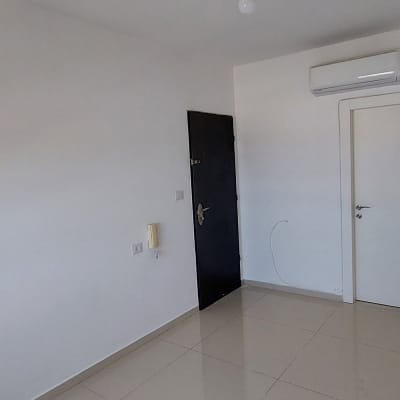 קירות לבנים חלקים בחדר ריק עם דלתות