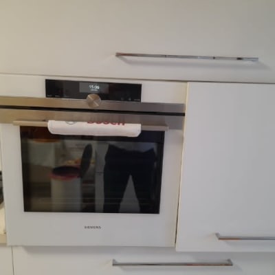 תנור בילט-אין לבן עם מגבת תלויה