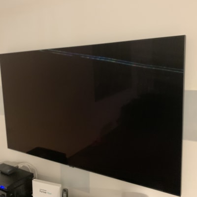 טלוויזיה תלויה על הקיר עם כבלים מחוברים