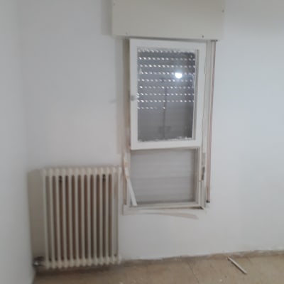 חלון עם תריס אלומיניום בחדר ריק