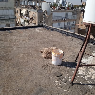 גג עם דלי וחומרי איטום