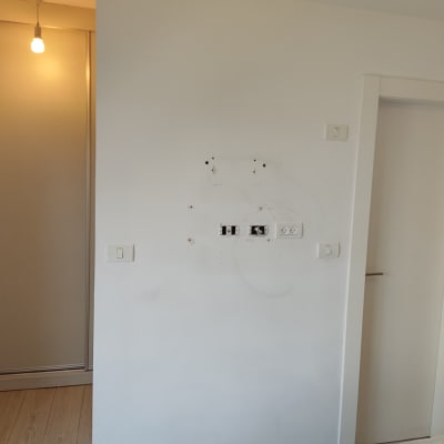 קיר לבן עם סימני תיקון לצביעה