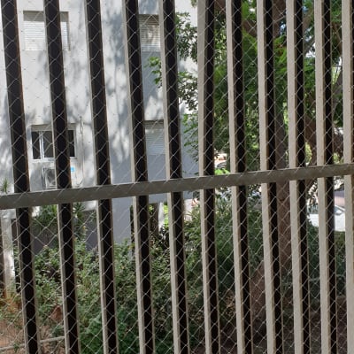 רשת מתוחה על חלון למניעת כניסת יונים