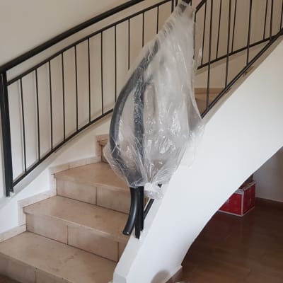 מעקה מדרגות מכוסה בניילון לקראת צביעה