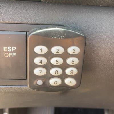 לוח מקשים לרכב ליד כפתור ESP OFF