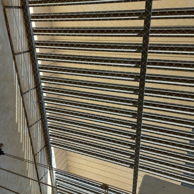 רשת מתכת מותקנת למניעת כניסת יונים