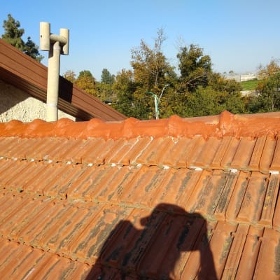 רעפים כתומים על גג עם איטום חום לאורך הקצה