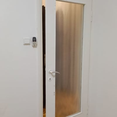 דלת עם זכוכית חלבית במרכז