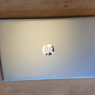 מחשב נייד סגור ודיסק קשיח חיצוני על שולחן