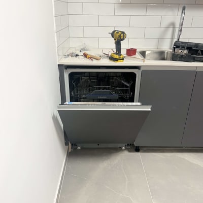 מדיח כלים פתוח עם כלים על השיש