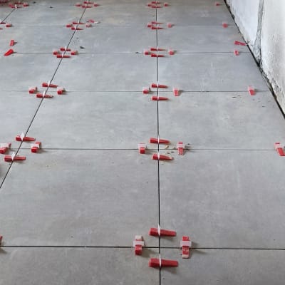 ריצוף חדש עם מרווחים ומחברים אדומים