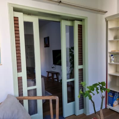 דלתות זכוכית צבועות בצבע ירוק בהיר