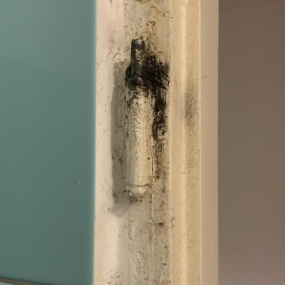 ציר דלת עם סימני שחיקה ולכלוך