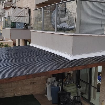 גג עץ עם כיסוי פלסטיק וכלי עבודה על הרצפה