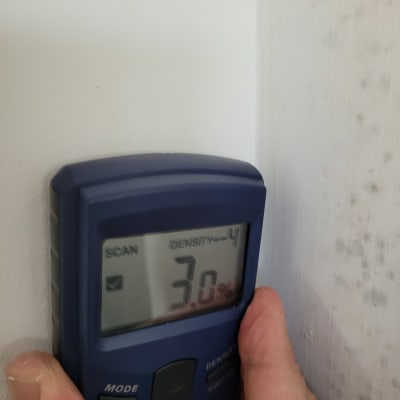 מד לחות דיגיטלי מציג 3% על קיר