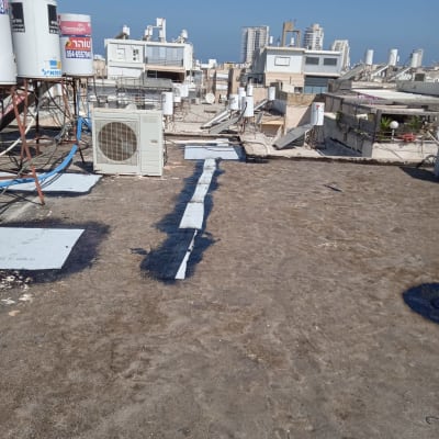 גג עם חומרי איטום שחורים ולבנים