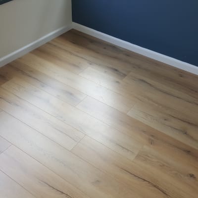 רצפת פרקט עץ בגוון טבעי בחדר